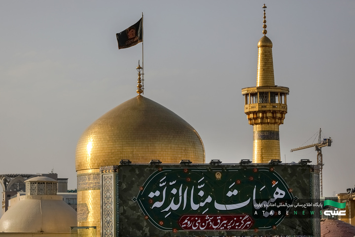 نصب کتیبه شهادت رهبر معظم انقلاب در حرم مطهر رضوی