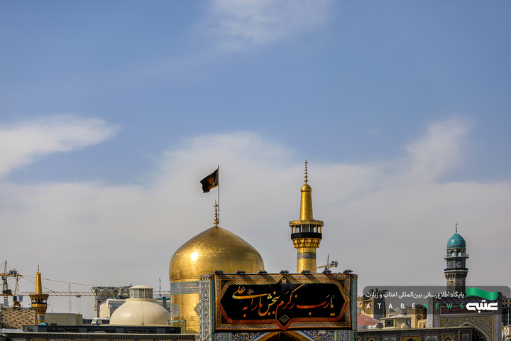 نصب کتیبه‌های شهادت امیرالمومنین علیه‌السلام در حرم مطهر رضوی