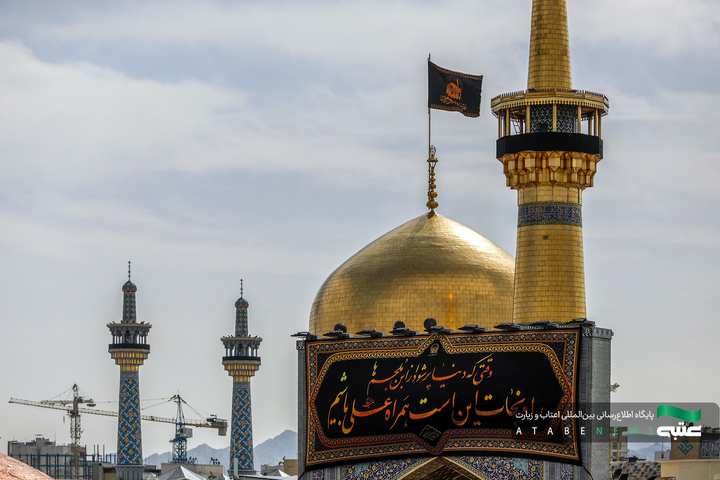 نصب کتیبه‌های شهادت امیرالمومنین علیه‌السلام در حرم مطهر رضوی