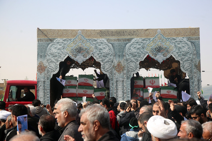 تشییع ۱۶ شهید جنگ رمضان در حرم مطهر حضرت معصومه(س)