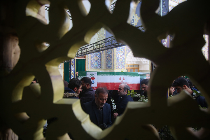 تشییع ۱۶ شهید جنگ رمضان در حرم مطهر حضرت معصومه(س)