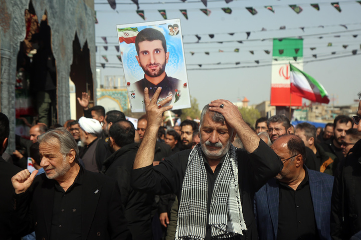 تشییع ۱۶ شهید جنگ رمضان در حرم مطهر حضرت معصومه(س)