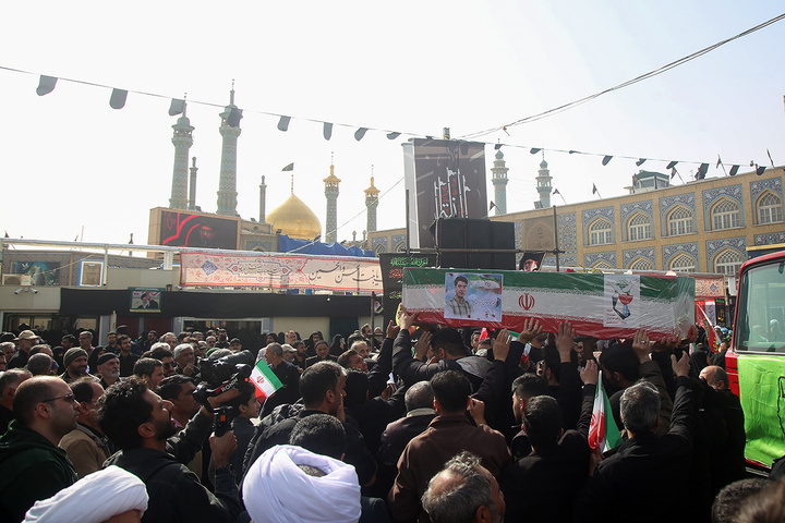 تشییع ۱۶ شهید جنگ رمضان در حرم مطهر حضرت معصومه(س)