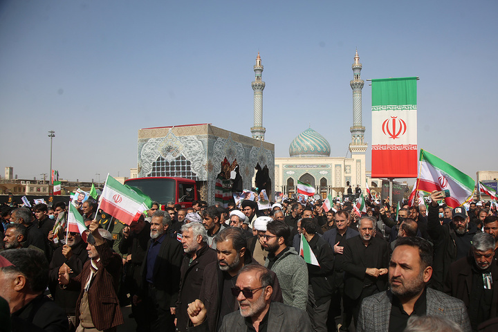 تشییع ۱۶ شهید جنگ رمضان در حرم مطهر حضرت معصومه(س)