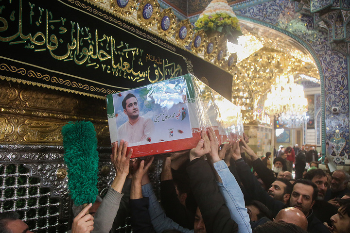 تشییع ۱۶ شهید جنگ رمضان در حرم مطهر حضرت معصومه(س)