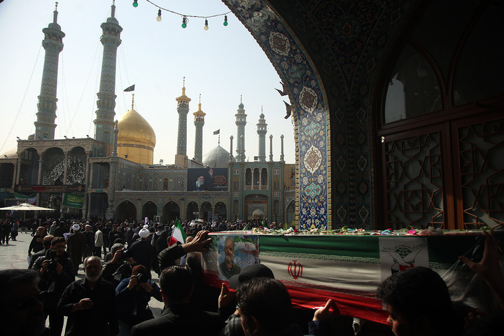 تشییع ۱۶ شهید جنگ رمضان در حرم مطهر حضرت معصومه(س)