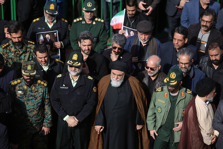 تشییع ۱۶ شهید جنگ رمضان در حرم مطهر حضرت معصومه(س)