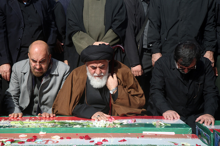 تشییع ۱۶ شهید جنگ رمضان در حرم مطهر حضرت معصومه(س)