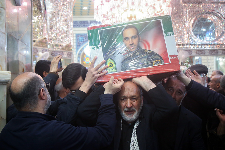 تشییع ۱۶ شهید جنگ رمضان در حرم مطهر حضرت معصومه(س)