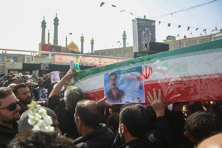 تشییع ۱۶ شهید جنگ رمضان در حرم مطهر حضرت معصومه(س)