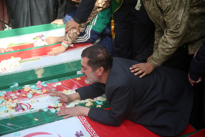 تشییع ۱۶ شهید جنگ رمضان در حرم مطهر حضرت معصومه(س)