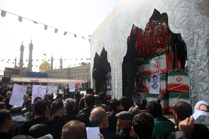 تشییع ۱۶ شهید جنگ رمضان در حرم مطهر حضرت معصومه(س)