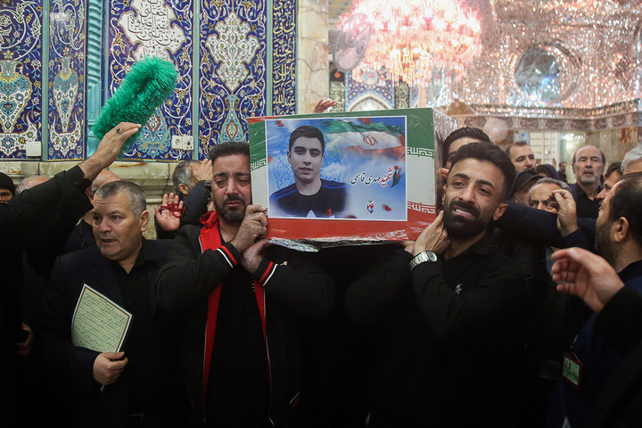 تشییع ۱۶ شهید جنگ رمضان در حرم مطهر حضرت معصومه(س)