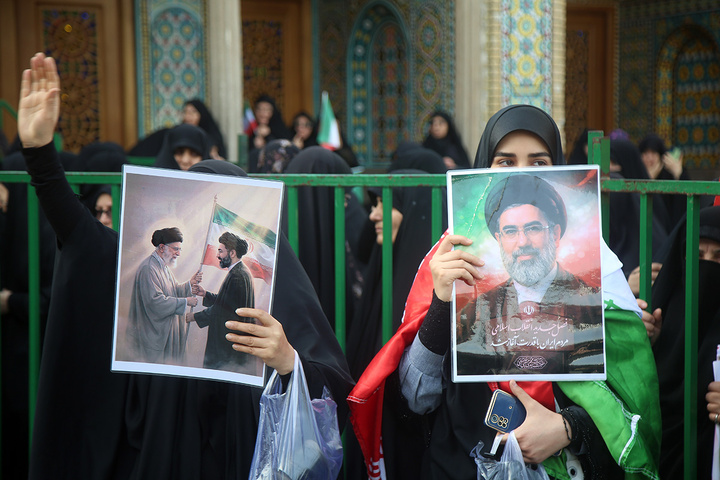 تشییع ۱۶ شهید جنگ رمضان در حرم مطهر حضرت معصومه(س)