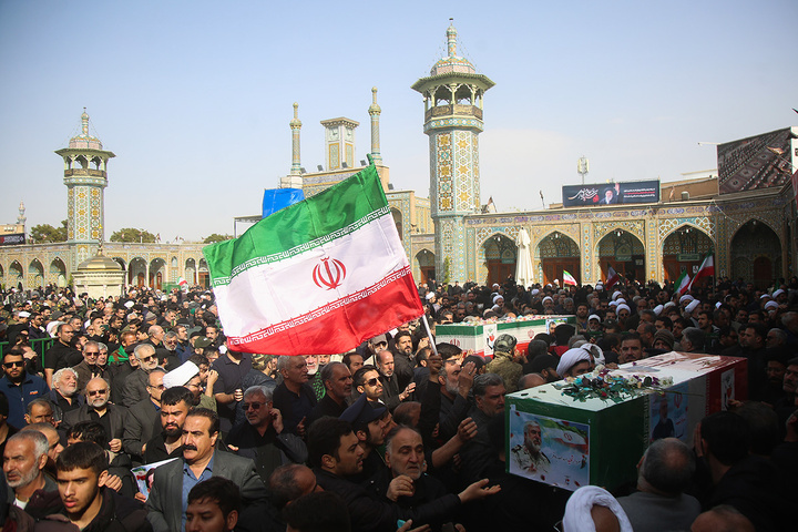 تشییع ۱۶ شهید جنگ رمضان در حرم مطهر حضرت معصومه(س)