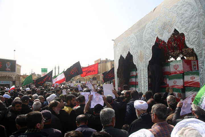 تشییع ۱۶ شهید جنگ رمضان در حرم مطهر حضرت معصومه(س)