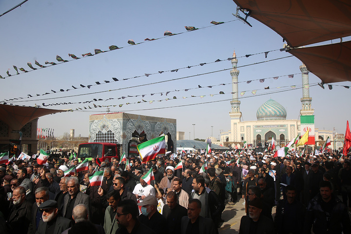 تشییع ۱۶ شهید جنگ رمضان در حرم مطهر حضرت معصومه(س)