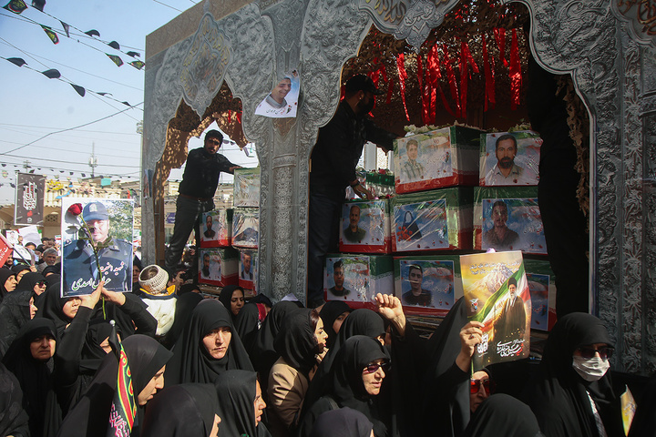 تشییع ۱۶ شهید جنگ رمضان در حرم مطهر حضرت معصومه(س)