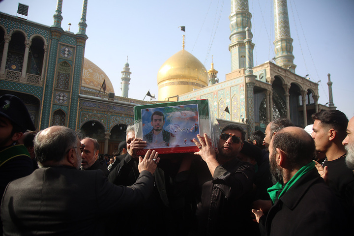 تشییع ۱۶ شهید جنگ رمضان در حرم مطهر حضرت معصومه(س)