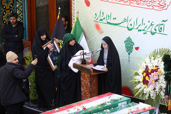 تشییع ۱۶ شهید جنگ رمضان در حرم مطهر حضرت معصومه(س)