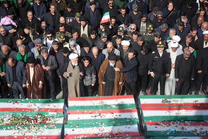 تشییع ۱۶ شهید جنگ رمضان در حرم مطهر حضرت معصومه(س)