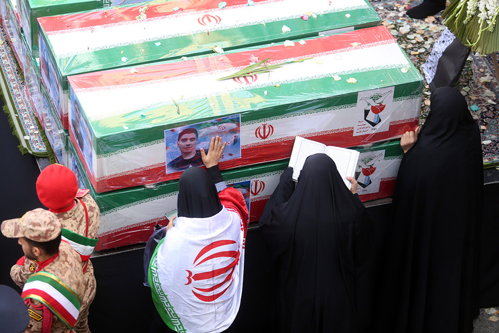 تشییع ۱۶ شهید جنگ رمضان در حرم مطهر حضرت معصومه(س)