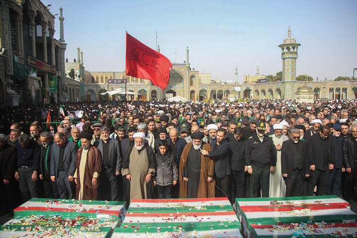 تشییع ۱۶ شهید جنگ رمضان در حرم مطهر حضرت معصومه(س)
