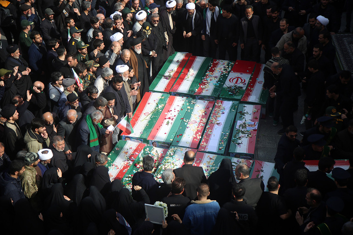 تشییع ۱۶ شهید جنگ رمضان در حرم مطهر حضرت معصومه(س)