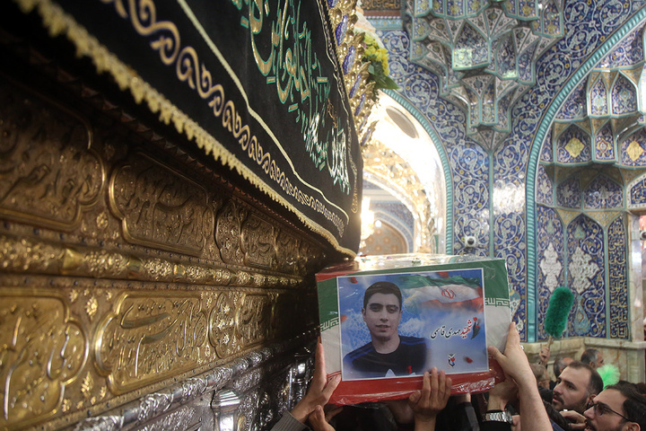 تشییع ۱۶ شهید جنگ رمضان در حرم مطهر حضرت معصومه(س)