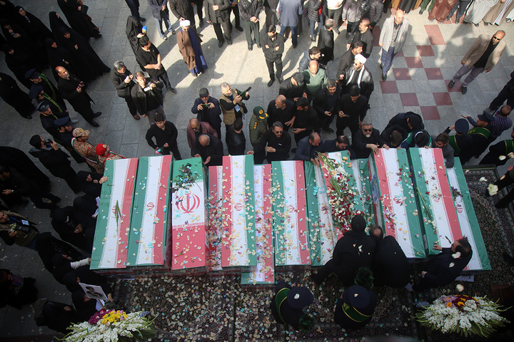 تشییع ۱۶ شهید جنگ رمضان در حرم مطهر حضرت معصومه(س)