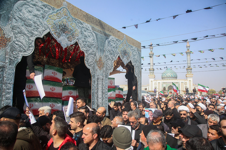 تشییع ۱۶ شهید جنگ رمضان در حرم مطهر حضرت معصومه(س)