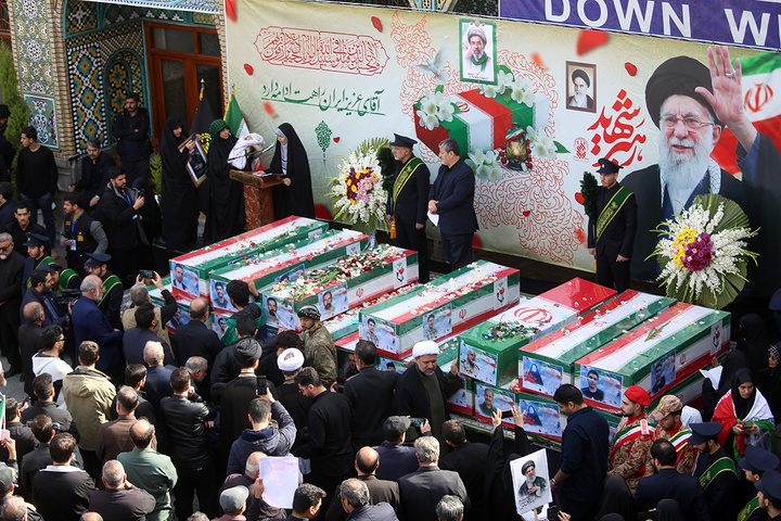 تشییع ۱۶ شهید جنگ رمضان در حرم مطهر حضرت معصومه(س)