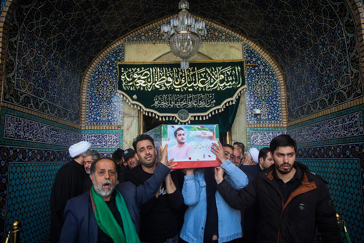 تشییع ۱۶ شهید جنگ رمضان در حرم مطهر حضرت معصومه(س)