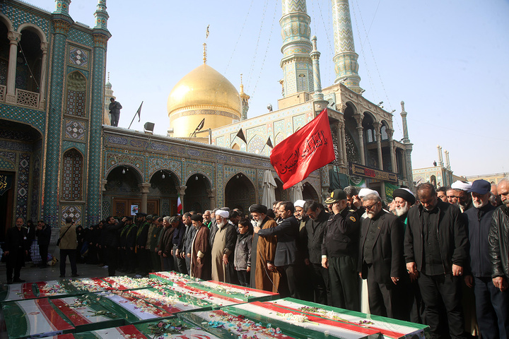 تشییع ۱۶ شهید جنگ رمضان در حرم مطهر حضرت معصومه(س)