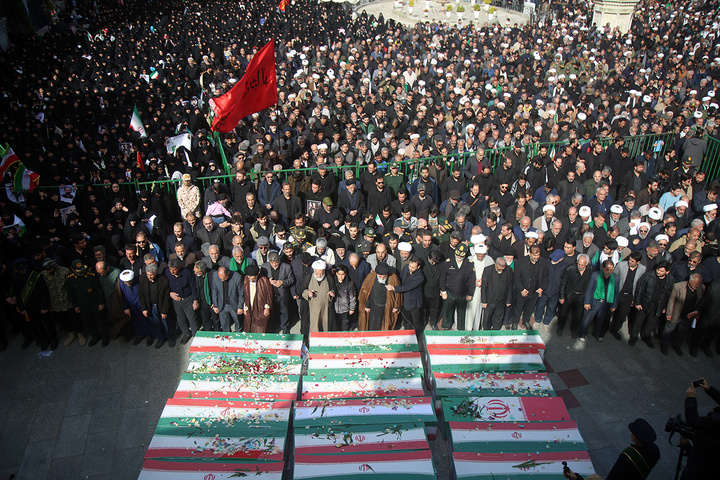 تشییع ۱۶ شهید جنگ رمضان در حرم مطهر حضرت معصومه(س)