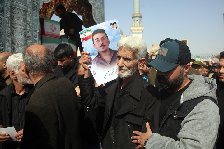 تشییع ۱۶ شهید جنگ رمضان در حرم مطهر حضرت معصومه(س)