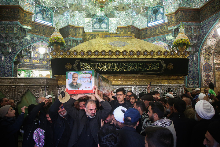 تشییع ۱۶ شهید جنگ رمضان در حرم مطهر حضرت معصومه(س)