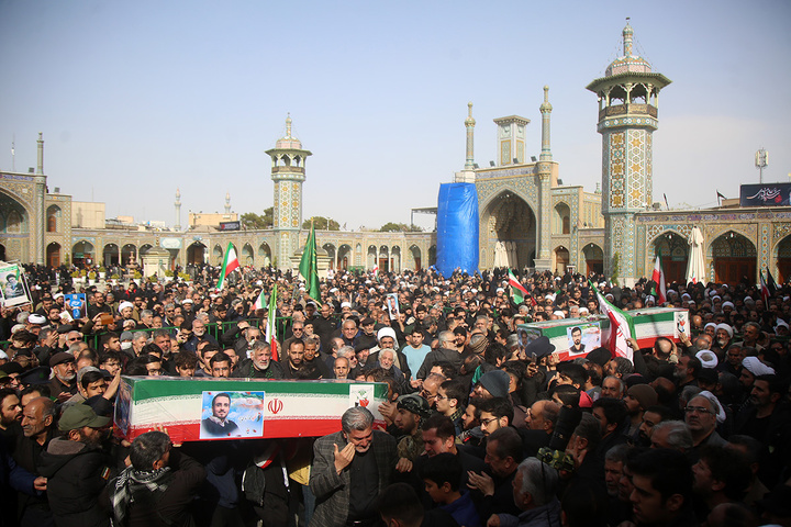 تشییع ۱۶ شهید جنگ رمضان در حرم مطهر حضرت معصومه(س)