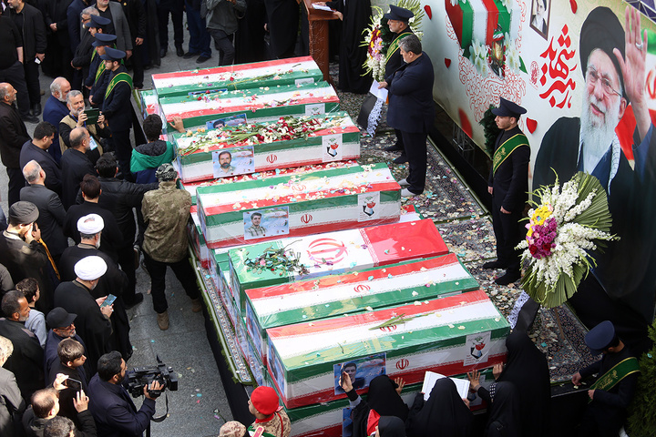 تشییع ۱۶ شهید جنگ رمضان در حرم مطهر حضرت معصومه(س)