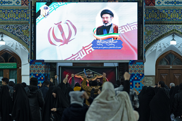 اعلام خبر رهبری آیت‌الله سیدمجتبی حسینی خامنه‌ای در حرم مطهر رضوی