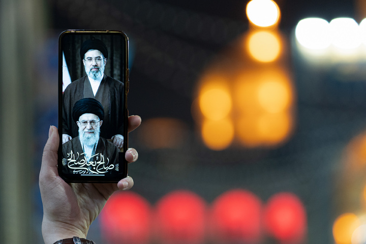 اعلام خبر رهبری آیت‌الله سیدمجتبی حسینی خامنه‌ای در حرم مطهر رضوی