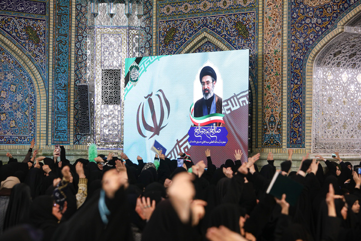 اعلام خبر رهبری آیت‌الله سیدمجتبی حسینی خامنه‌ای در حرم مطهر رضوی