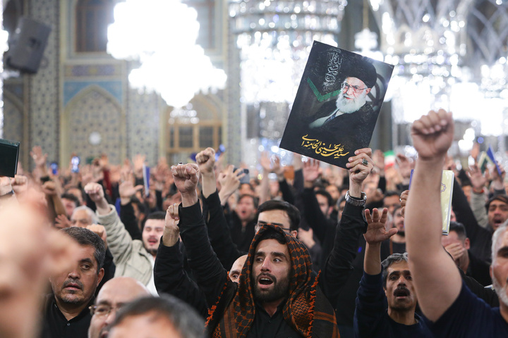اعلام خبر رهبری آیت‌الله سیدمجتبی حسینی خامنه‌ای در حرم مطهر رضوی