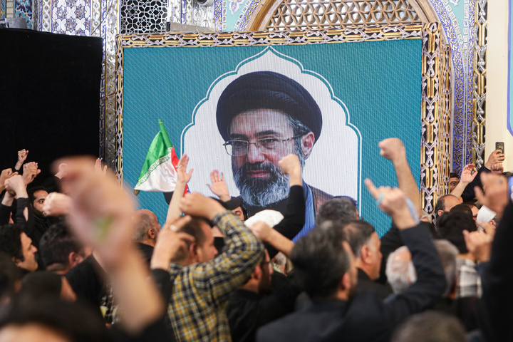 اعلام خبر رهبری آیت‌الله سیدمجتبی حسینی خامنه‌ای در حرم مطهر رضوی
