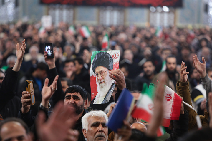 اعلام خبر رهبری آیت‌الله سیدمجتبی حسینی خامنه‌ای در حرم مطهر رضوی