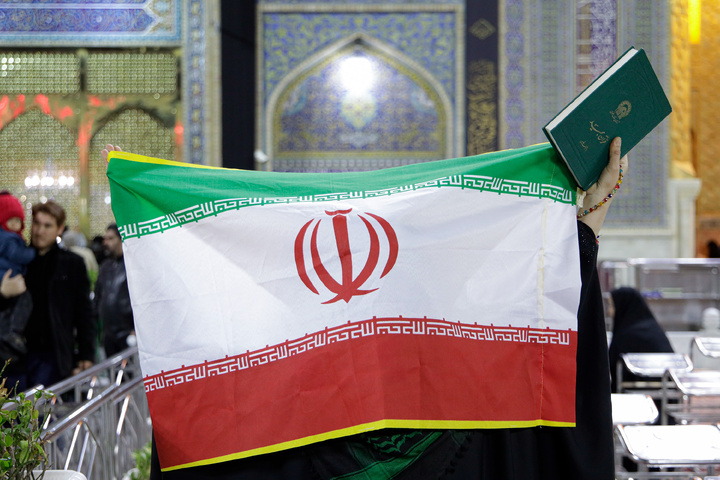 اعلام خبر رهبری آیت‌الله سیدمجتبی حسینی خامنه‌ای در حرم مطهر رضوی
