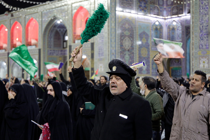 اعلام خبر رهبری آیت‌الله سیدمجتبی حسینی خامنه‌ای در حرم مطهر رضوی
