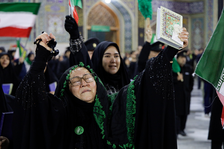 اعلام خبر رهبری آیت‌الله سیدمجتبی حسینی خامنه‌ای در حرم مطهر رضوی