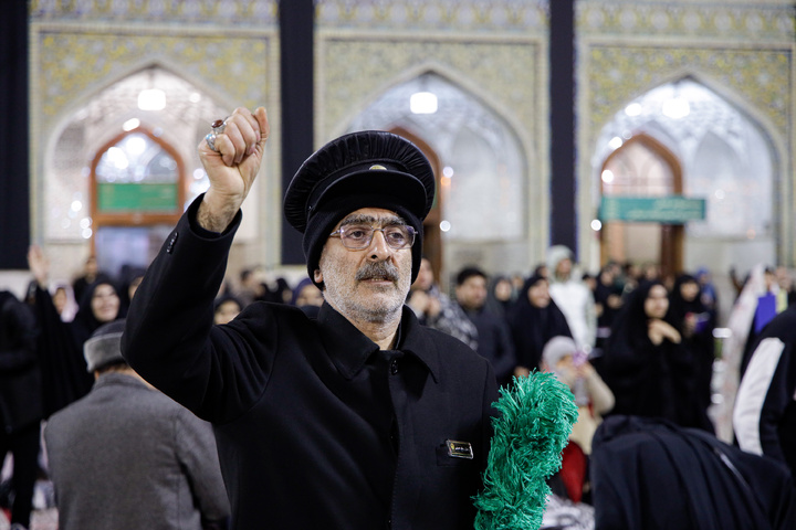اعلام خبر رهبری آیت‌الله سیدمجتبی حسینی خامنه‌ای در حرم مطهر رضوی