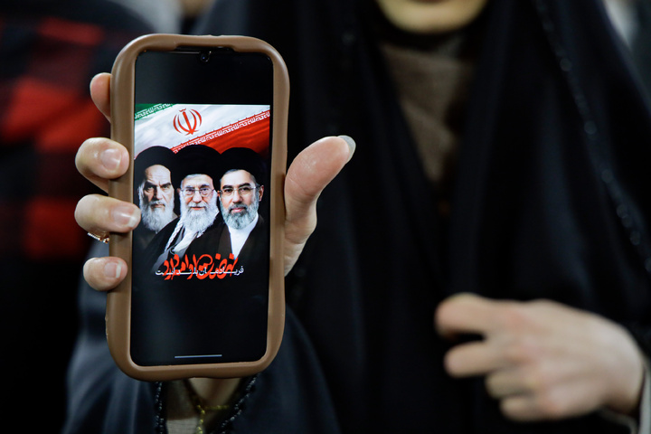 اعلام خبر رهبری آیت‌الله سیدمجتبی حسینی خامنه‌ای در حرم مطهر رضوی